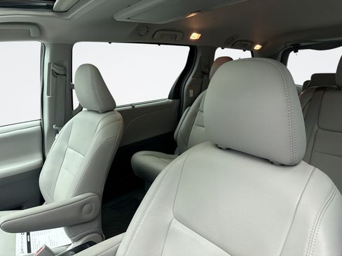 Used 2017 Toyota Sienna XLE Premium FWD image 6