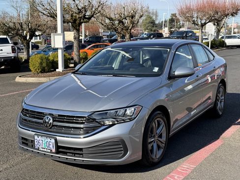 Used 2024 Volkswagen Jetta SE image 4
