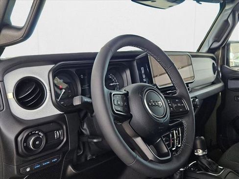 Used 2025 Jeep Wrangler Willys image 9