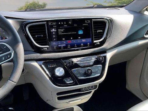 Used 2023 Chrysler Pacifica Touring-L FWD image 6