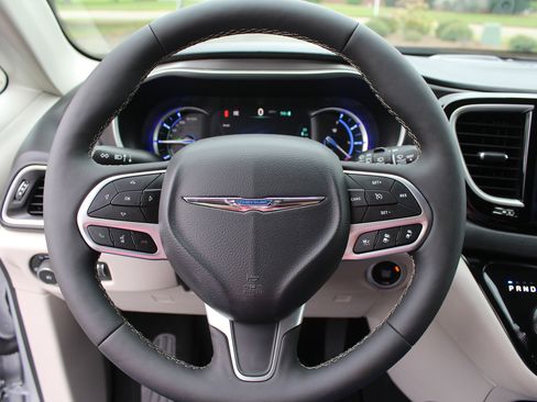 Used 2024 Chrysler Pacifica Select image 28