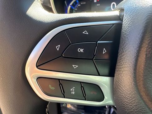 Used 2023 Chrysler Pacifica Limited image 33