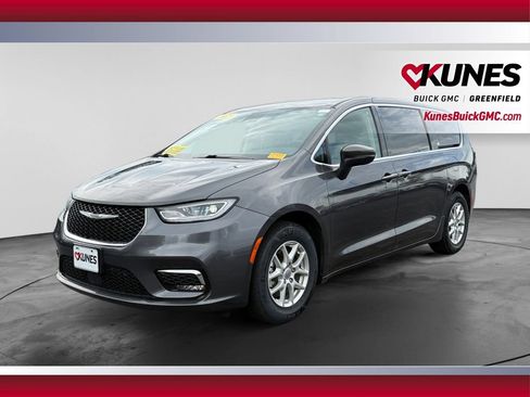 Used 2023 Chrysler Pacifica Touring-L FWD image 5