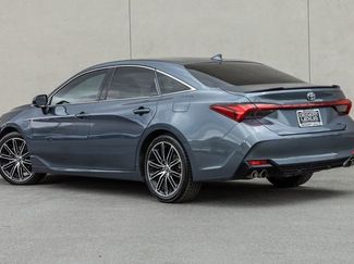 Used 2019 Toyota Avalon XSE FWD video 3