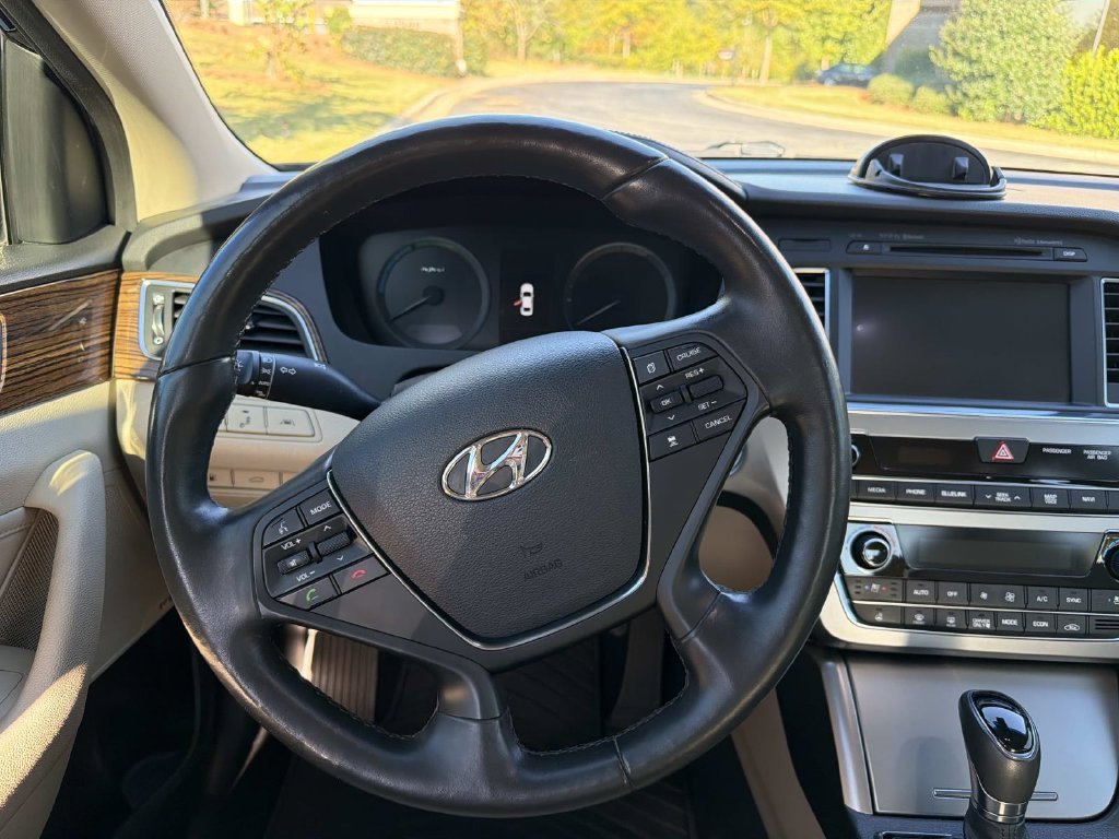 Used 2016 Hyundai Sonata Limited w/ Option Group 02 FWD image 16