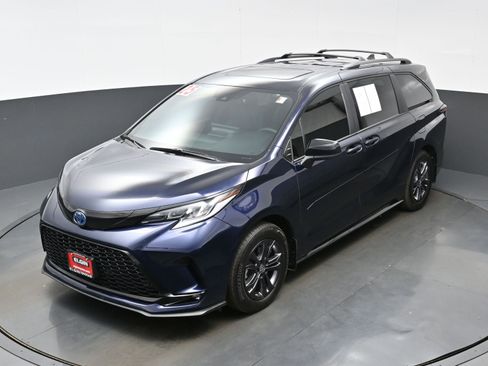 Used 2025 Toyota Sienna XSE w/ XSE Plus Package AWD/4WD image 38