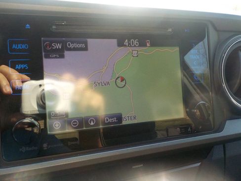 Used 2017 Toyota Tacoma TRD Sport w/ Tow Package (A/T) image 13