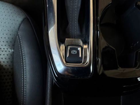 Used 2025 Chevrolet Trax LT w/ LT Convenience Package FWD image 21