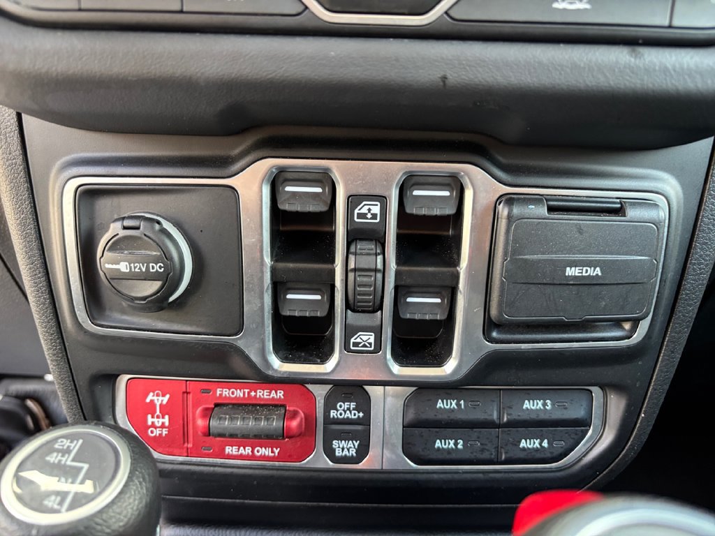 Used 2025 Jeep Wrangler Unlimited Rubicon w/ Convenience Group AWD/4WD image 27