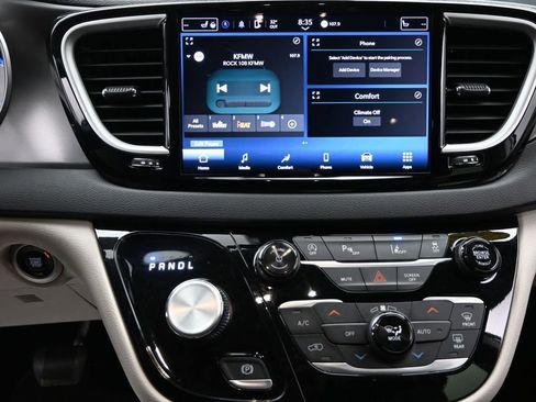 Used 2024 Chrysler Pacifica Touring-L image 19