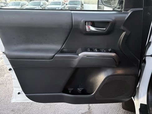 Used 2022 Toyota Tacoma TRD Sport w/ Technology Package image 11