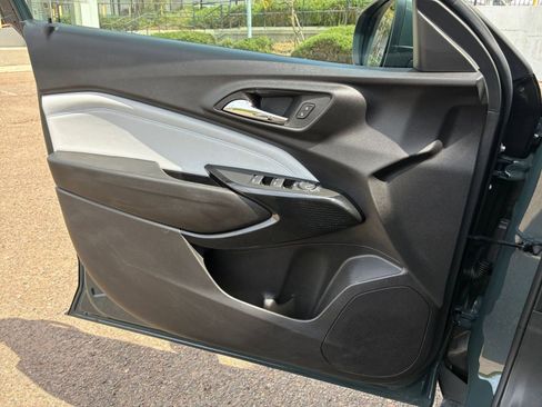 Used 2025 Chevrolet Trax LT w/ LT Convenience Package image 18