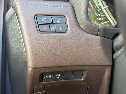 Used 2024 Lexus LX 600 4WD w/ Luxury Package image 31