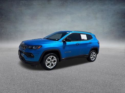 Used 2025 Jeep Compass Latitude AWD/4WD image 11