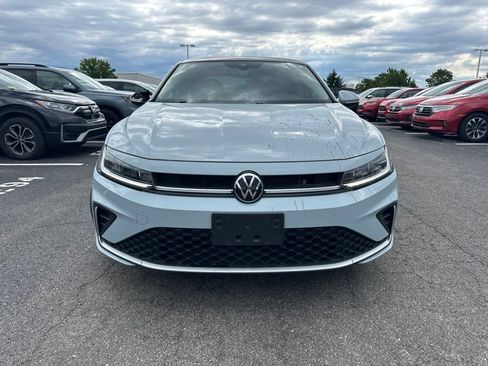 Used 2025 Volkswagen Jetta SEL FWD image 2