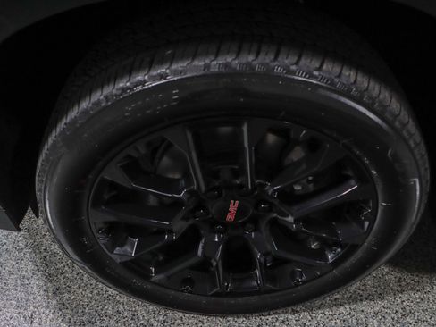 Used 2023 GMC Yukon SLT w/ SLT Luxury Package image 11