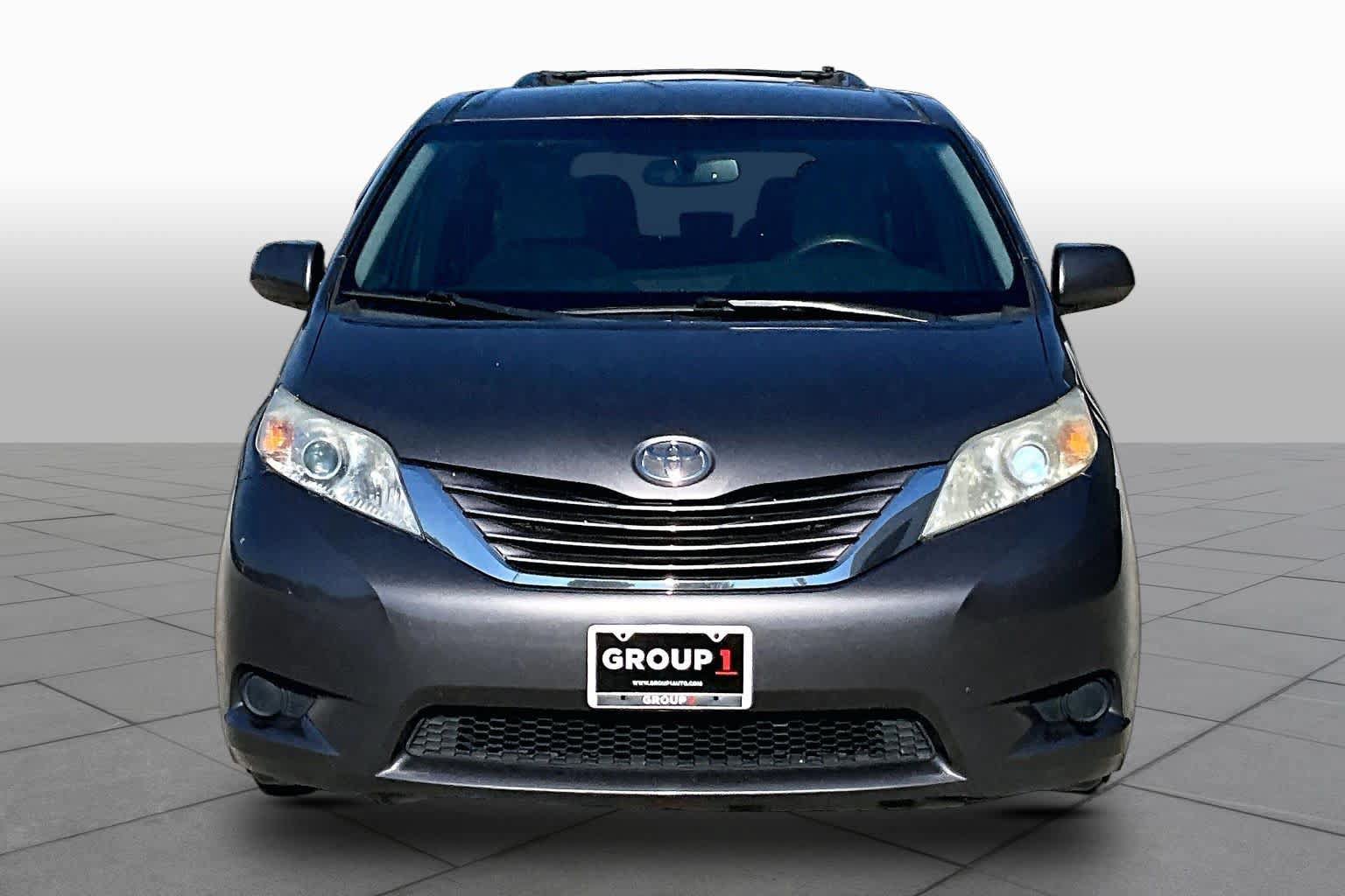 Used 2017 Toyota Sienna LE w/ Protection Package FWD image 4