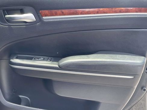 Used 2013 Chrysler 300 w/ Driver Convenience Group RWD image 17