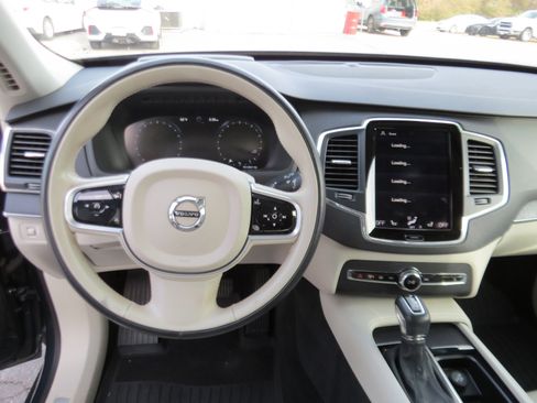 Used 2020 Volvo XC90 T6 Momentum w/ Protection Package Premier image 18
