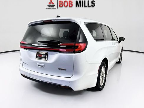 Used 2024 Chrysler Pacifica Touring-L FWD image 7