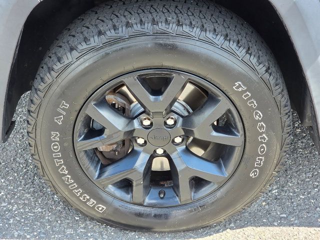 Used 2015 Jeep Cherokee Trailhawk w/ Cold Weather Group AWD/4WD image 19