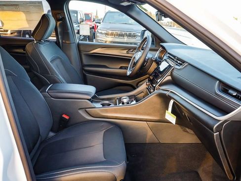 New 2025 Jeep Grand Cherokee Laredo X w/ Luxury Tech Group I image 18