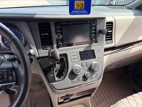 Used 2018 Toyota Sienna XLE w/ XLE Navigation Package FWD image 16