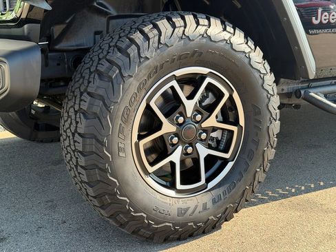Used 2025 Jeep Wrangler Unlimited Rubicon w/ Convenience Group AWD/4WD image 28