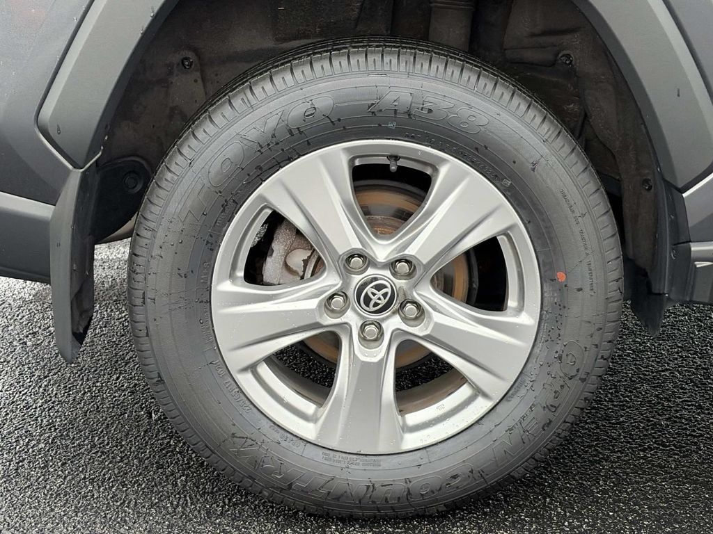 Used 2023 Toyota RAV4 XLE AWD/4WD image 8