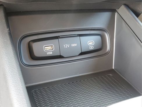 Certified 2025 Hyundai Venue SEL FWD image 25