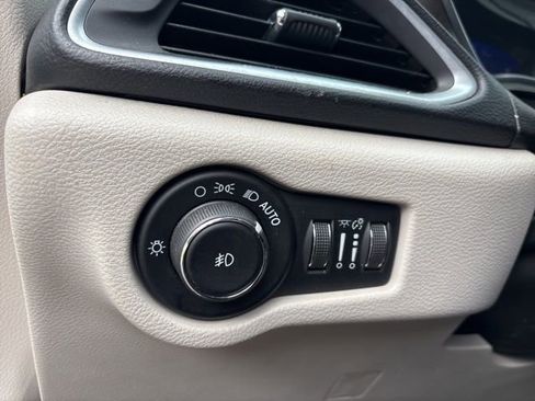 Used 2017 Chrysler Pacifica Touring-L Plus w/ Tire & Wheel Group image 23