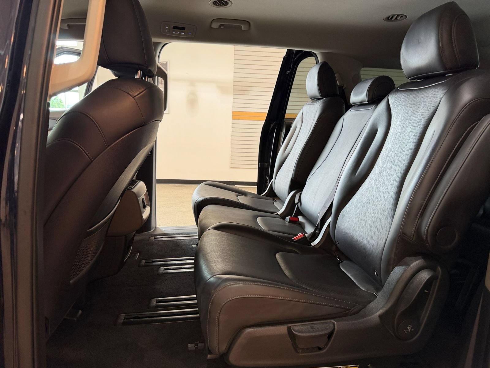 Used 2026 Kia Carnival FWD image 27
