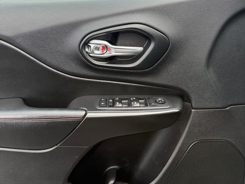 Used 2019 Jeep Cherokee Trailhawk w/ Comfort/Convenience Group image 17