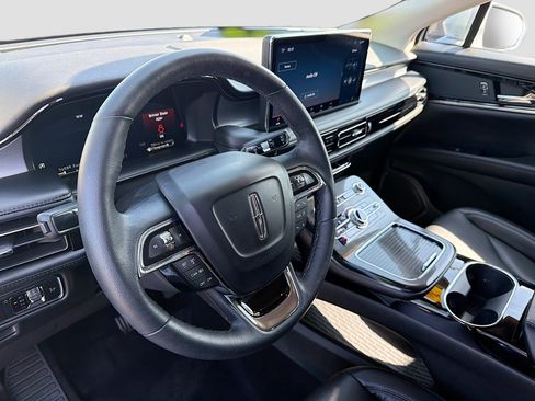 Used 2023 Lincoln Nautilus FWD w/ Premium Package image 9