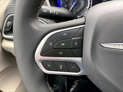 Used 2023 Chrysler Pacifica Touring-L image 20