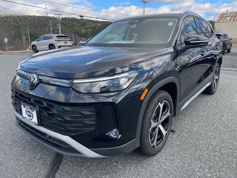 New 2025 Volkswagen Tiguan SE image 1