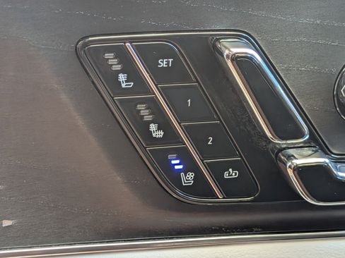 Used 2023 Cadillac Lyriq 2WD image 33