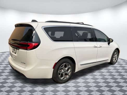 Used 2023 Chrysler Pacifica Limited image 3