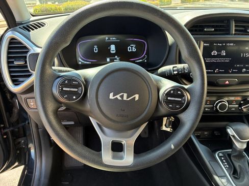 Used 2025 Kia Soul LX w/ LX Technology Package FWD image 25