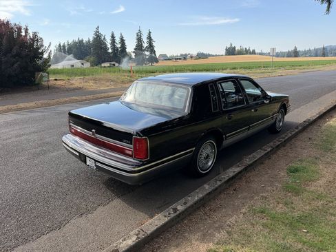 Used 1993 Lincoln Town Car Signature RWD image 9