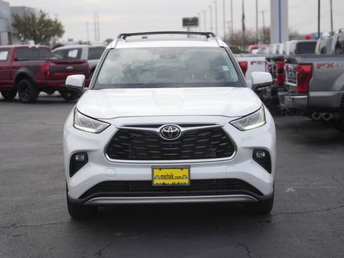 Used 2022 Toyota Highlander Platinum image 3