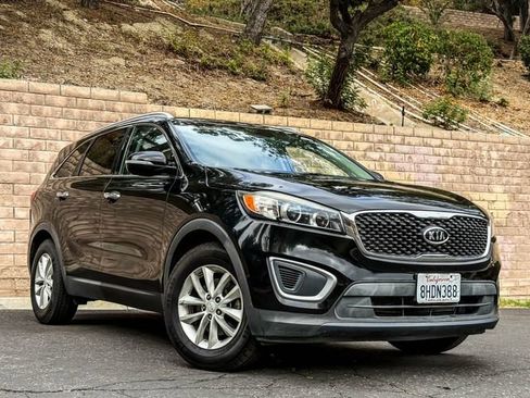 Used 2017 Kia Sorento LX image 1