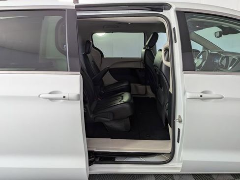 Used 2024 Chrysler Pacifica Touring-L FWD image 37
