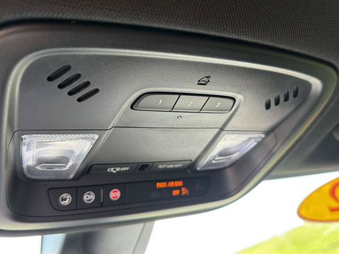 Used 2022 Chevrolet Traverse LT FWD image 29