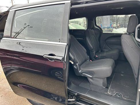 Used 2024 Chrysler Pacifica Touring image 20