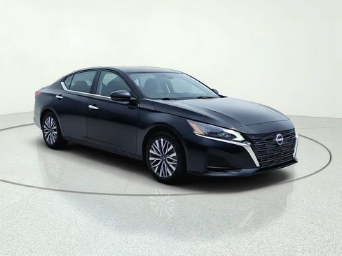 Used 2025 Nissan Altima 2.5 SV FWD image 1