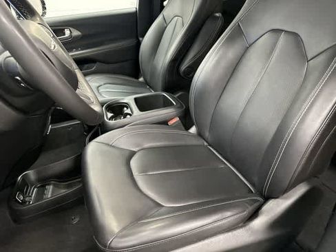 Used 2025 Chrysler Pacifica Select FWD image 10
