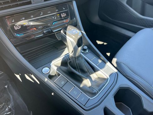 Used 2025 Volkswagen Jetta SE image 40