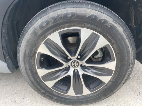 Used 2020 Toyota Highlander XLE image 17