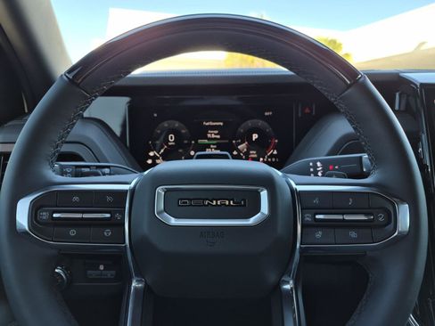 Used 2025 GMC Yukon XL Denali w/ Denali Reserve Package image 14